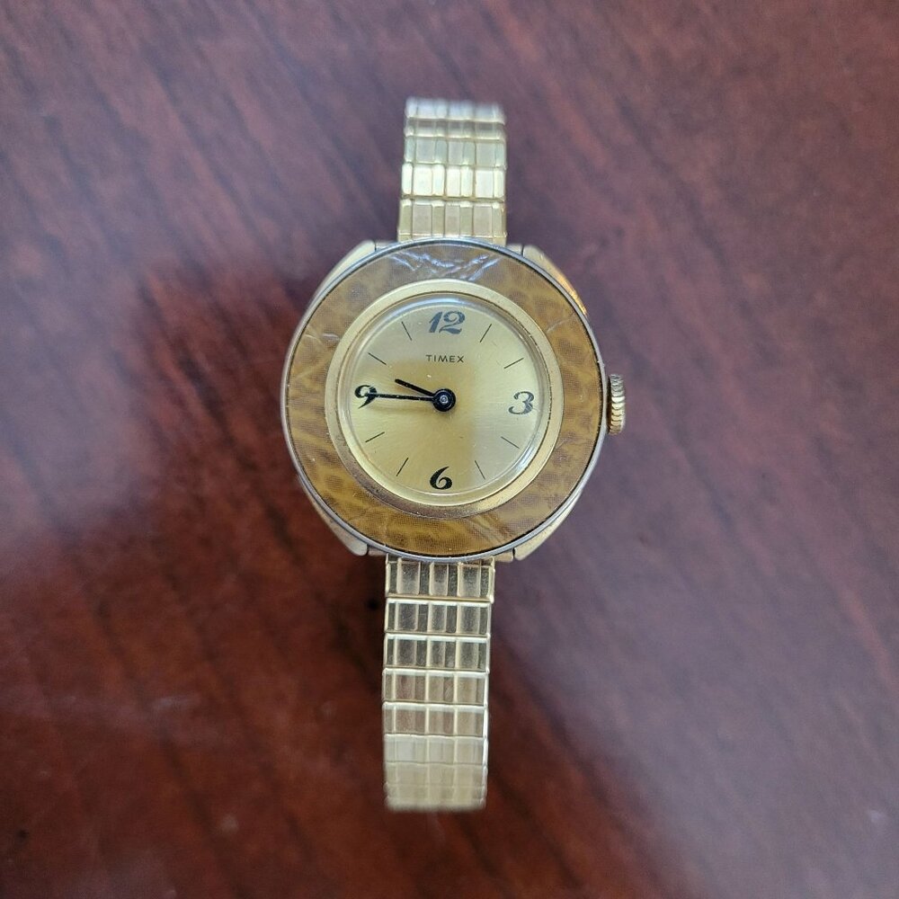 Vintage Timex Womens Gold-Tone Analog Watch With Stretch Band & Round Face